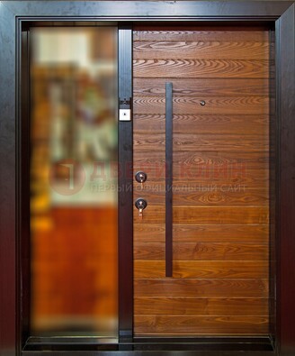 Коричневая входная дверь c МДФ панелью и стеклом ЧД-38 в частный дом в Луховицах
