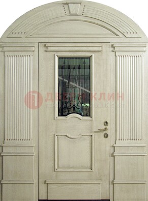 Белая входная дверь массив со стеклом и ковкой ДА-49 в Луховицах