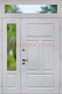 Белая полуторная железная дверь со стеклом и фрамугами ДФГ-10 в Луховицах