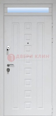 Белая металлическая дверь с фрамугой для коттеджа ДФГ-21 в Луховицах