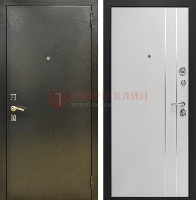 Железная темная дверь с порошковым покрытием и белая МДФ с молдингами  ДП-296 в Луховицах