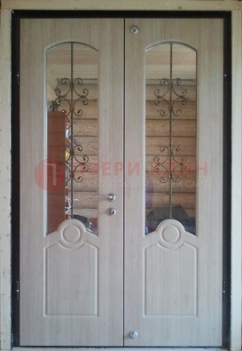 Парадная дверь со стеклянными вставками и ковкой ДПР-23 в деревянный дом в Луховицах