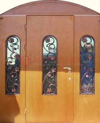 Парадная дверь со стеклянными вставками и ковкой ДПР-28 в общественное здание в Луховицах