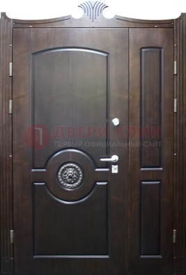 Коричневая парадная дверь с украшением ДПР-52 с утеплением в Луховицах
