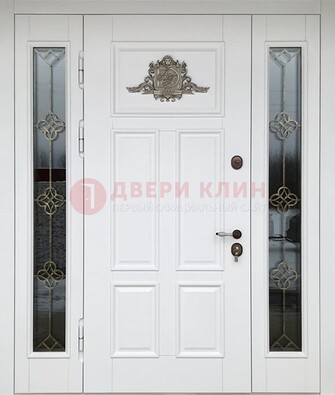 Белая входная парадная дверь со стеклом и ковкой ДПР-92 в Луховицах
