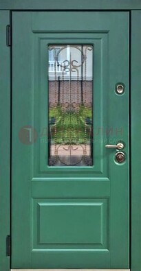Зеленая металлическая дверь со стеклом и ковкой ДСК-113 в Луховицах