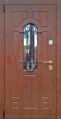 Темная железная дверь со стеклом и ковкой в коричневом цвете ДСК-154 в Луховицах