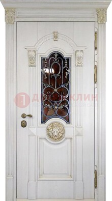 Белая железная дверь со стеклом и ковкой для кирпичного дома ДСК-155 в Луховицах