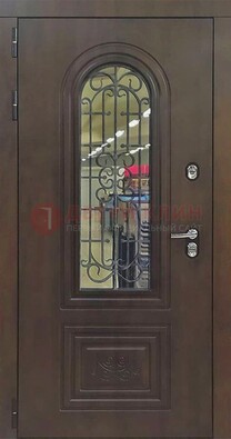 Классическая стальная дверь со стеклом и ковкой для коттеджа ДСК-178 в Великом Новгороде