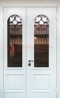 Белая стальная дверь стекло с ковкой и филенкой ДСК-201 в Луховицах