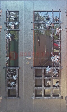 Распашная уличная дверь Порошок со стеклом и ковкой ДСК-221 в Луховицах