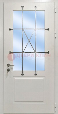 Белая простая железная дверь Винорит со стеклом и ковкой ДСК-257 в Луховицах