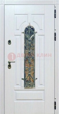 Белая остекленная металлическая дверь с ковкой ДСК-98 в Луховицах