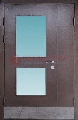 Коричневая тамбурная дверь со стеклянными вставками ДТМ-21 в Луховицах