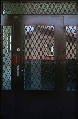 Коричневая тамбурная дверь со стеклянными вставками и ковкой ДТМ-32 в Луховицах