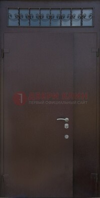 Коричневая тамбурная дверь со стеклянными вставками и ковкой ДТМ-39 в Луховицах