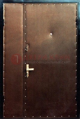 Коричневая тамбурная дверь с оформлением ДТМ-40 в Луховицах