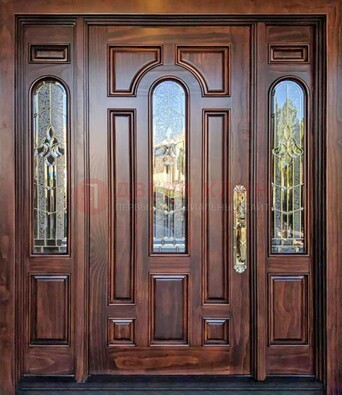 Железная классическая дверь с массивом дуба и витражом ВЖ-18 в Луховицах