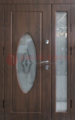 Коричневая двухстворчатая железная дверь с МДФ и витражом ВЖ-33 в Луховицах